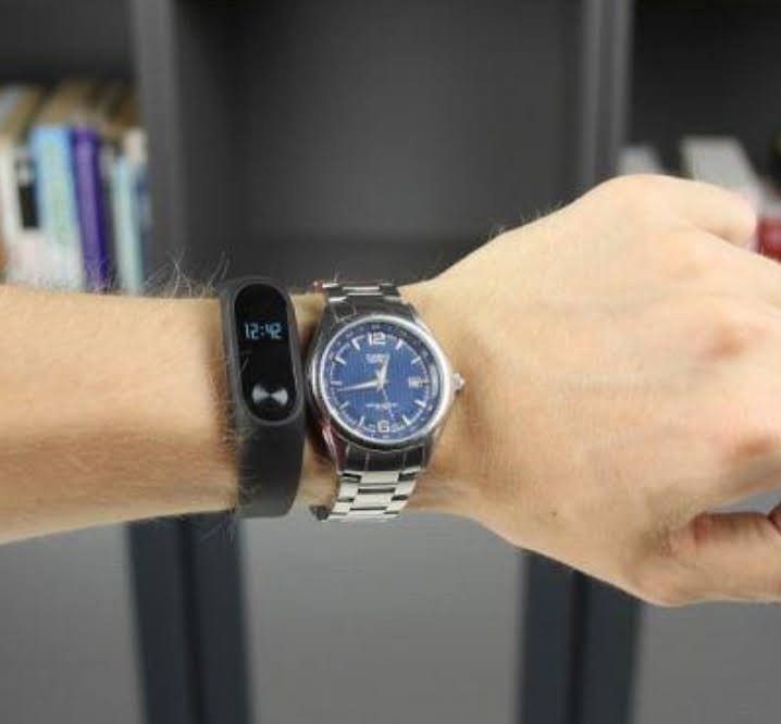 Носят ли с фитнес-браслетом классические часы?