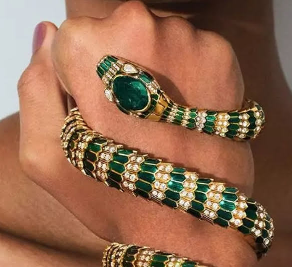 Ювелирные секретные часы