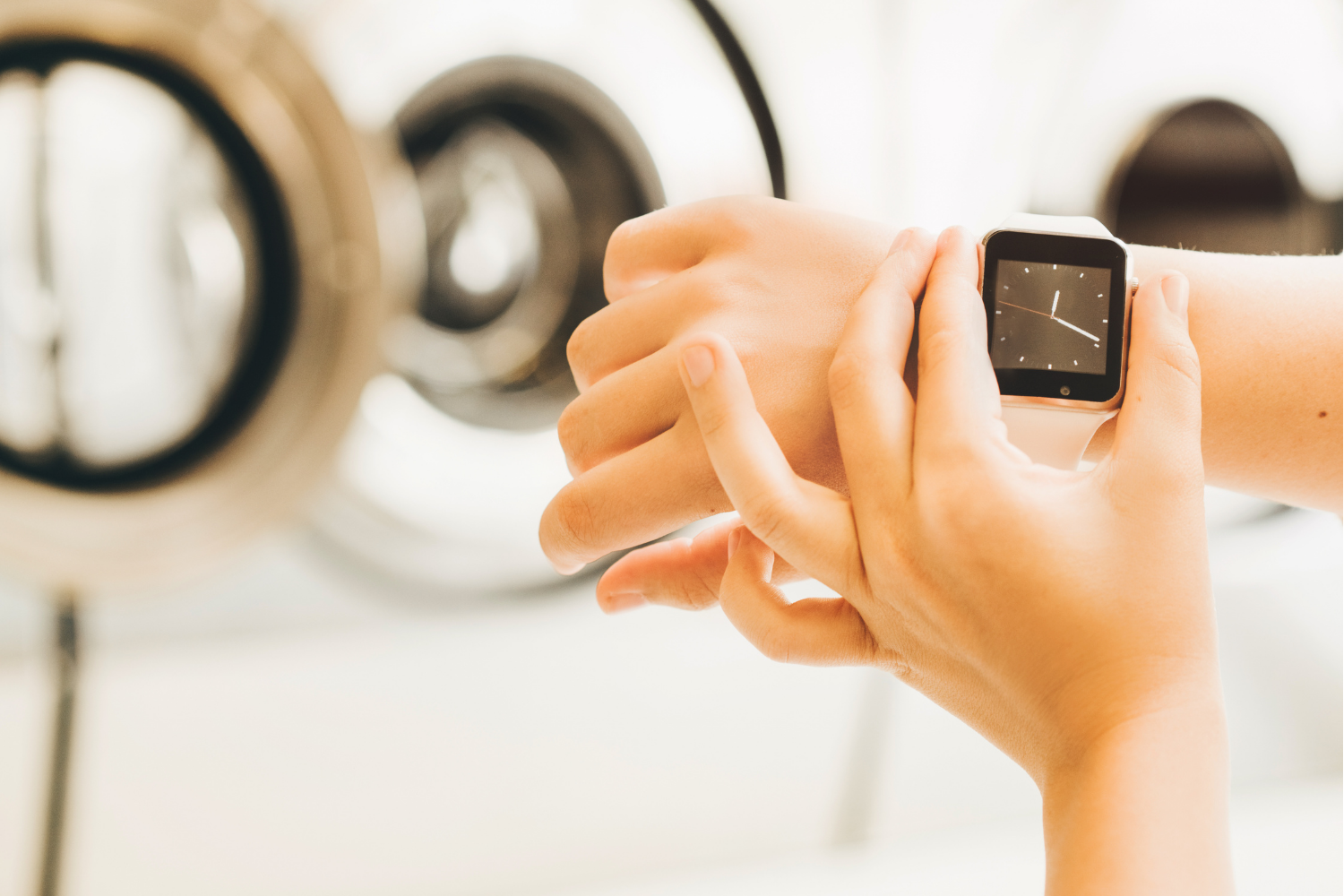 На какой руке  носить часы с браслетом